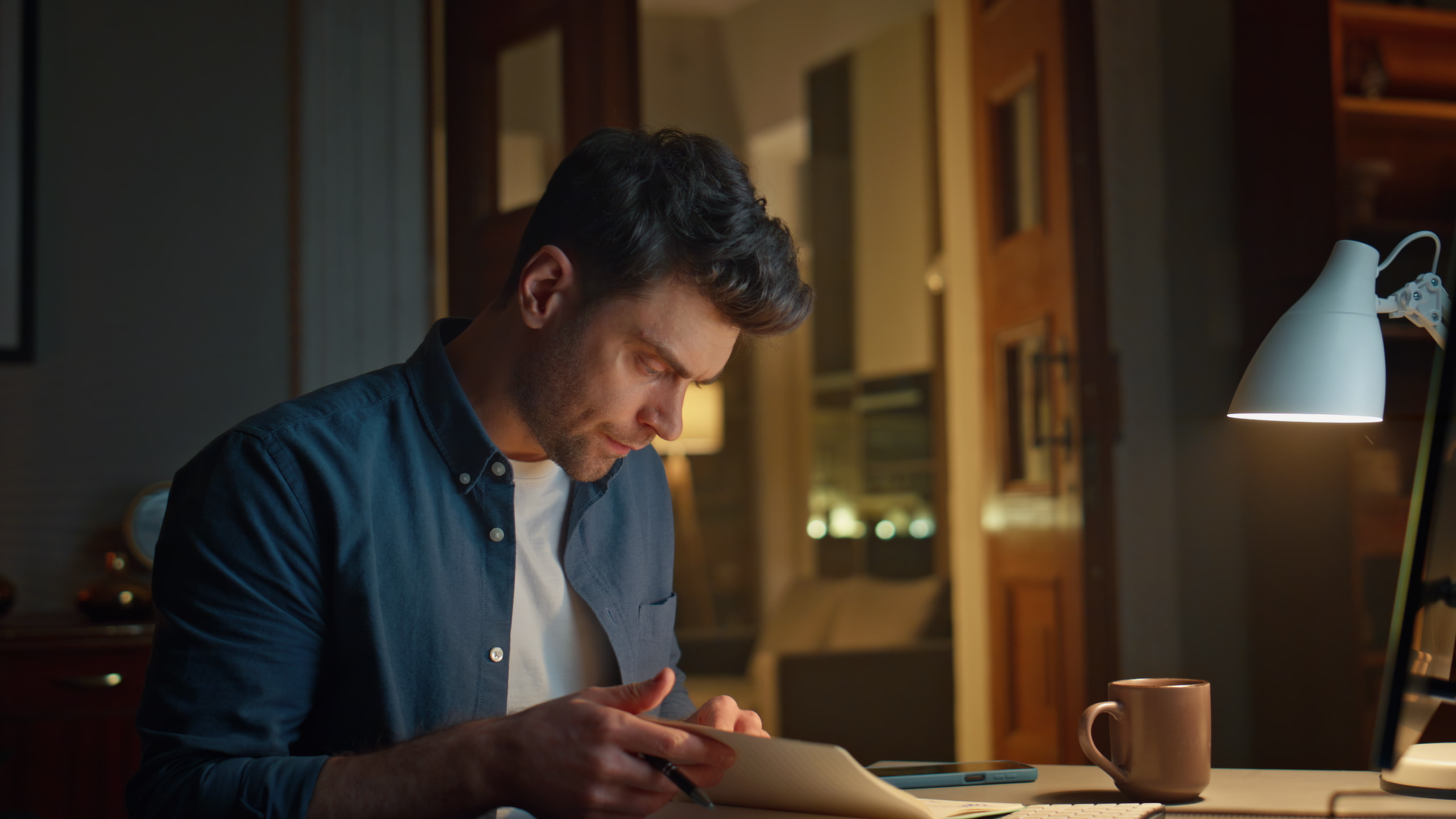 ¿Te cuesta ordenar tus ideas? Prueba el journaling y escribe para calmar la mente.